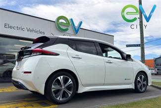 2017 Nissan LEAF - Thumbnail