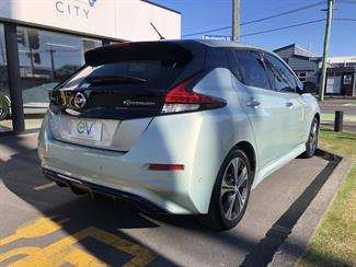 2017 Nissan LEAF - Thumbnail